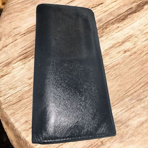 Prada Black Leather Wallet Minimalist Design In Preloved Condition - Picture 2 of 11